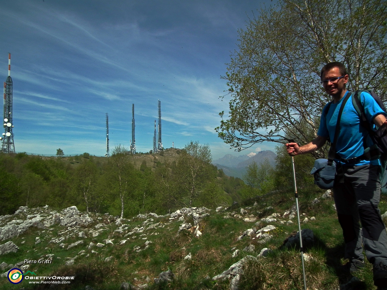 48 insieme passiamo al Passo di Valcava....JPG